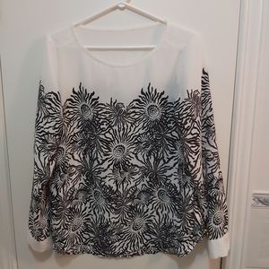 🤯2/$15 White with Black Floral Longsleeve Top Size Small (S)